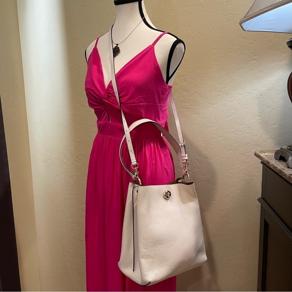 Coach Charlie Bucket 55200
Polished Pebble Leather Chalk/ Gold Crossbody